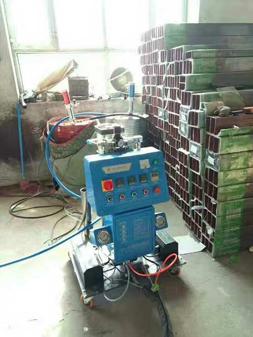 聚氨酯發泡機器 哪個市場賣(圖2) 高壓小型聚氨酯發泡機施工案例