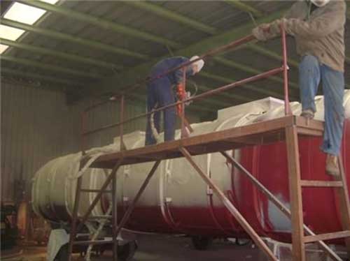 油罐銹了怎樣做防腐 聚脲噴涂設(shè)備施工可以嗎(圖1) 聚脲噴涂設(shè)備油罐防銹施工案例