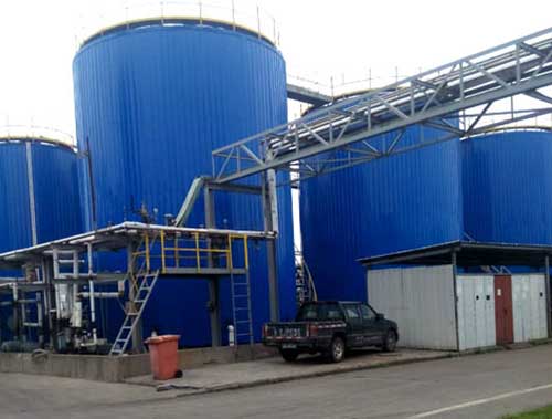 唐山聚脲噴涂機 液硫儲罐防腐噴涂施工可以嗎?(圖1) 儲罐防腐聚脲噴涂施工現(xiàn)場